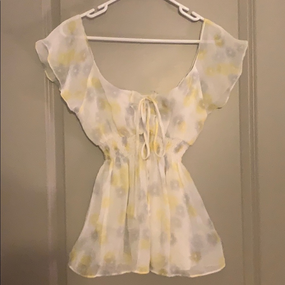 Beautiful, girly short-sleeve top